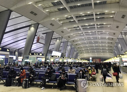 중국 후베이성 우한에서 발생한 신종 코로나바이러스 감염증인 '우한 폐렴'이 중국 전역으로 확산한 가운데 지난달 28일 중국 수도 베이징역 대합실에 평소보다 승객이 절반 가량 줄었다.